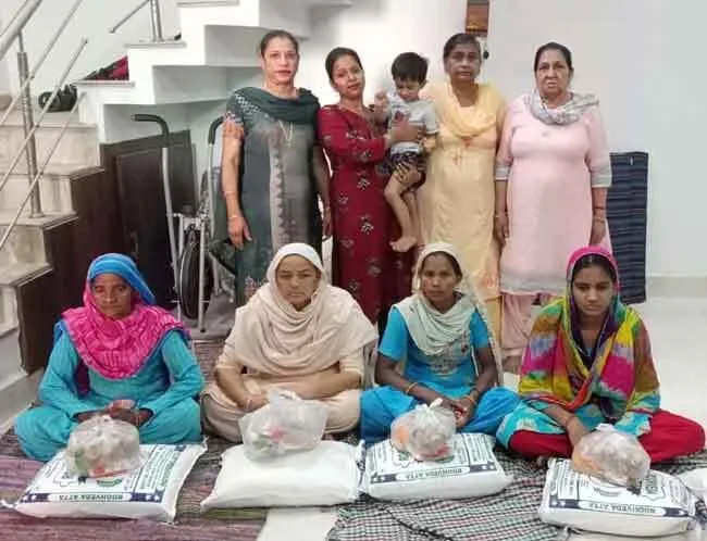 जरूरतमंदों को राशन वितरित कर मनाई सालगिरह