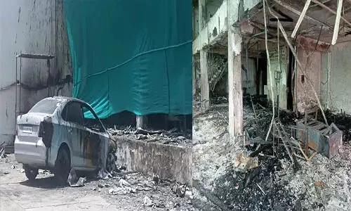 सर्विस स्टेशन में लगी भयंकर आग, कार और लाखों का सामान स्वाहा