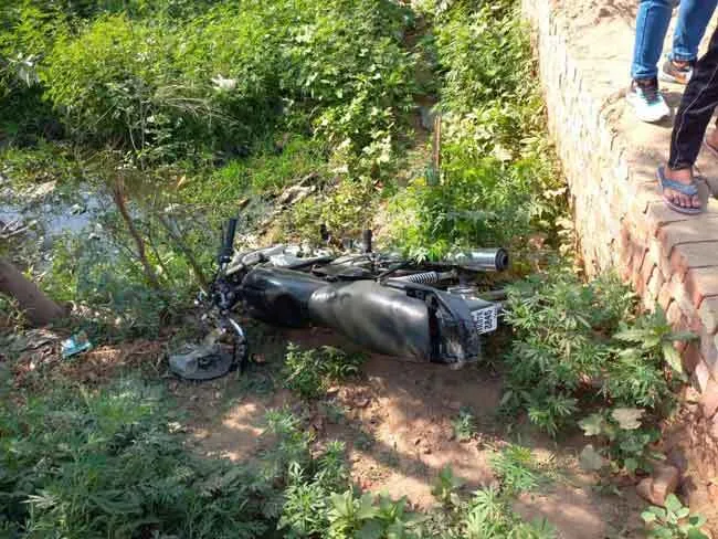सड़क हादसे में बाइक सवार दो युवकों की मौत