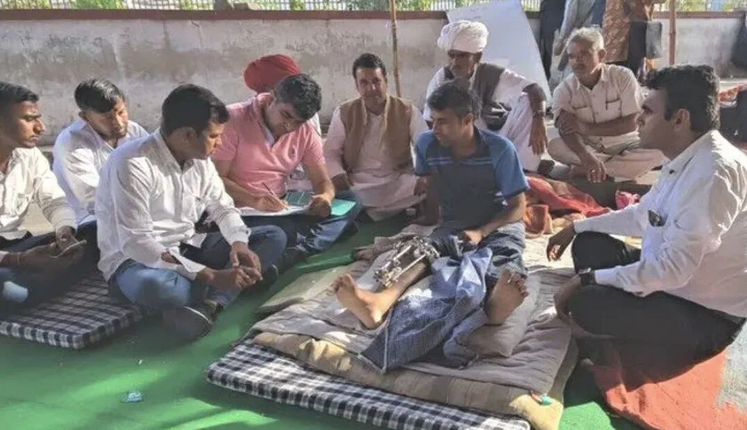 आरटीआई कार्यकर्ता अमराराम द्वारा शहीद स्मारक पर दिया जा रहा धरना समाप्त