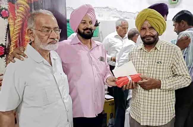 ‘सच कहूँ’ न्यूज एजेंसी ने घर-घर अखबार पहुंचाने वाले जाबांज सेवादारों को किया सम्मानित