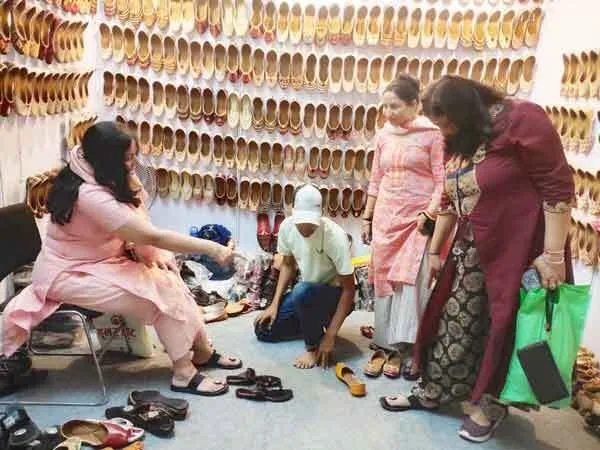 सरस मेले में भिवानी की जूतियों की मुरीद हो रही महिलाएं