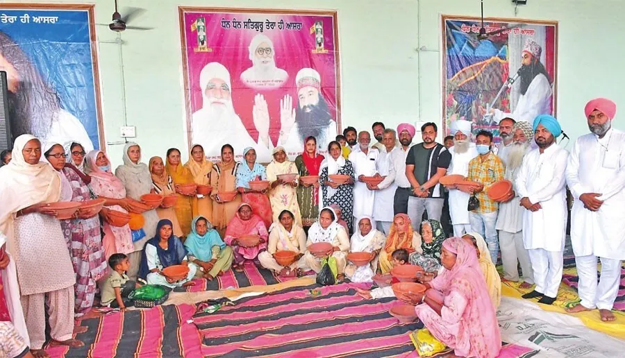 साध-संगत ने पक्षियों के लिए बांटे 29 सकोरे