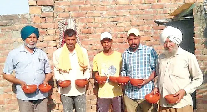 साध-संगत ने पक्षियों के लिए सार्वजनिक स्थानों पर रखे 29 कटोरे
