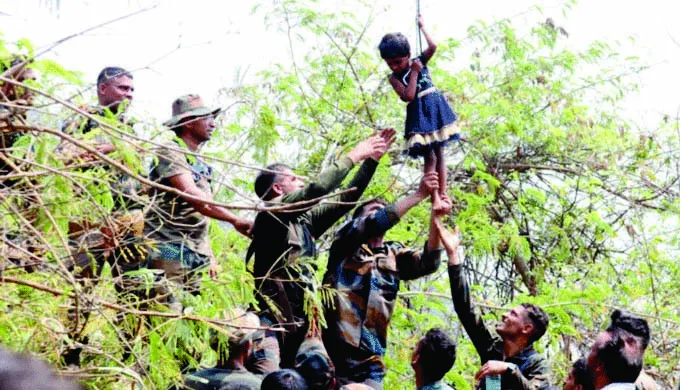 देवघर रोप-वे हादसा : कई फीट ऊंचाई से बच्ची का रेस्क्यू