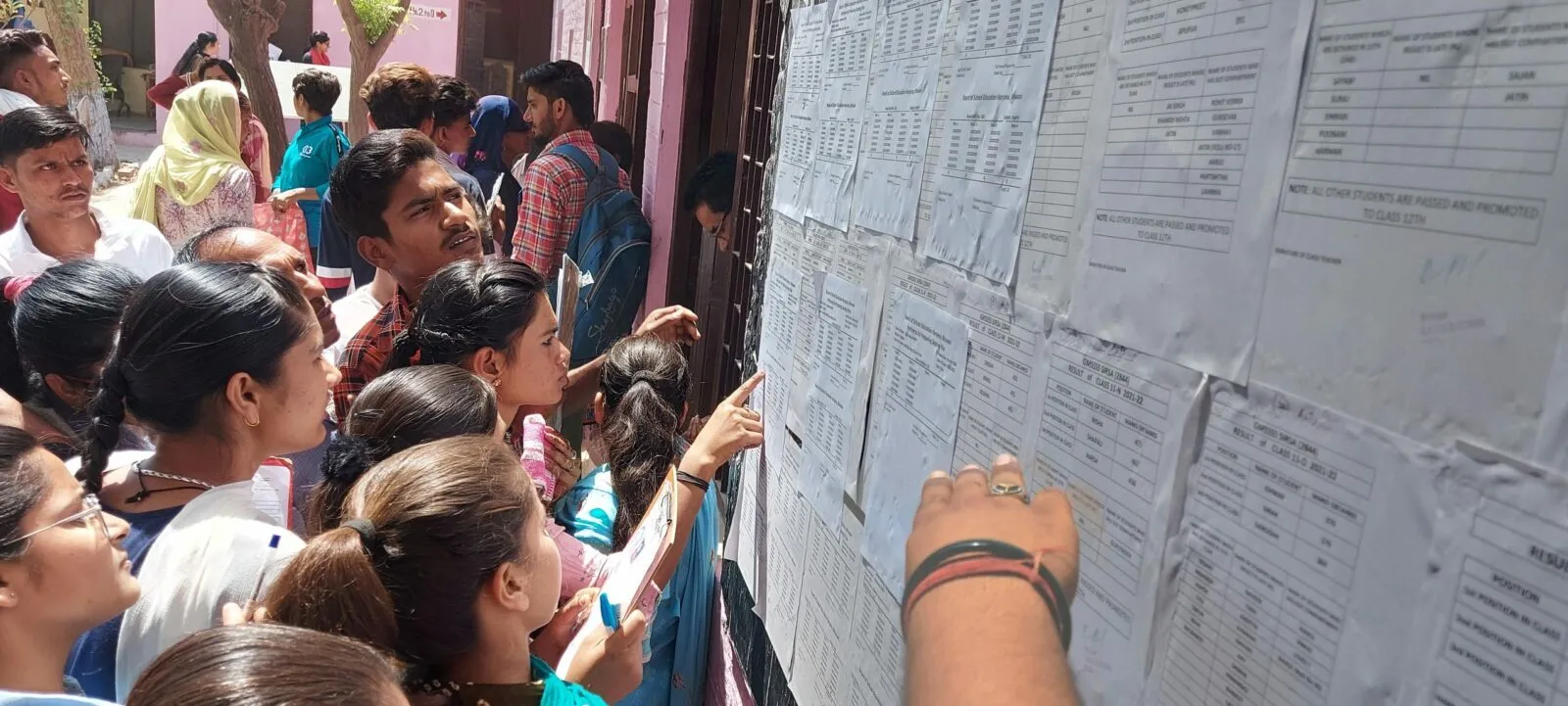 सरसा में दसवीं की अंग्रेजी की परीक्षा में आठ नकलची पकड़े