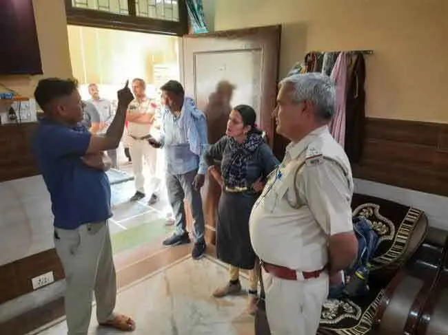 किसान के घर से तीन लाख कैश और 15 लाख के गहने चोरी