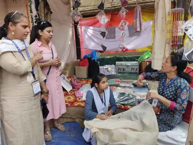 मूक-बधिर बच्चों का हुनर देख चकित हो रहे पर्यटक