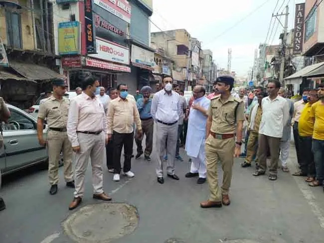 अधिकारियों की टीम ने किया निरीक्षण, व्यापारियों में मचा हड़कंप