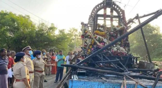 तमिलनाडु में हाईटेंशन तार से टकराया मंदिर का रथ, 11 लोगों की दर्दनाक मौत