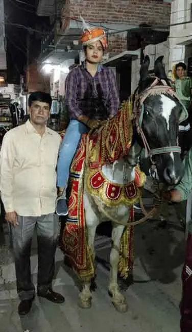 दुल्हन को घोड़ी पर चढ़ाकर बनौरा निकाला