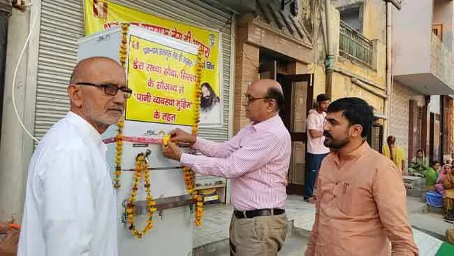 राहगीरों की प्यास बुझाने को डेरा अनुयायियों ने बढ़ाया हाथ