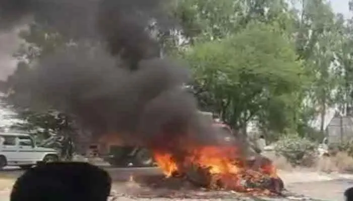 ट्रक से टकराने के बाद कार में आग, तीन जिंदा जले