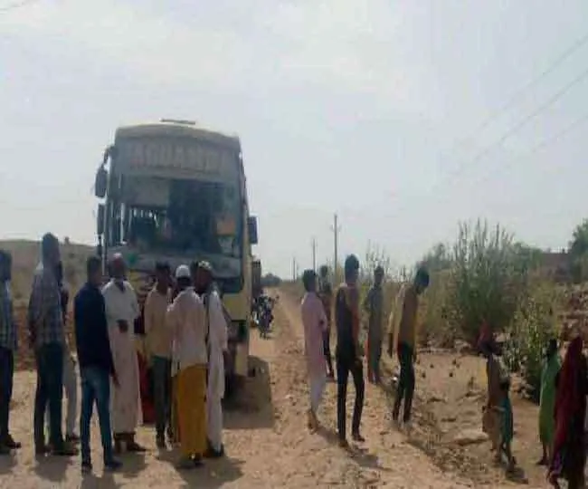 बस के करंट की चपेट में आने से तीन लोगों की मौत