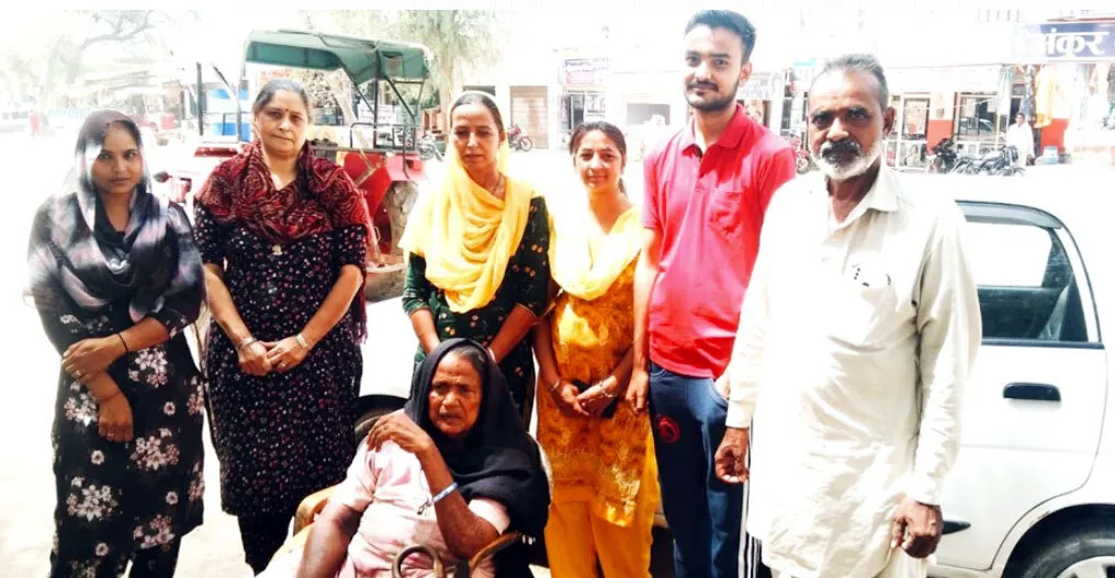 सेवादारों ने माता को मिलाया परिजनों से