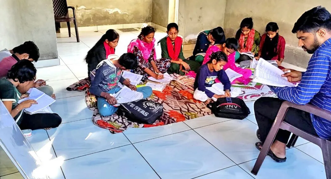 परीक्षाओं के चलते आर्थिक रूप से कमजोर बच्चों को डेरा अनुयायियों द्वारा दी जा रही हैं एक्सट्रा क्लॉस