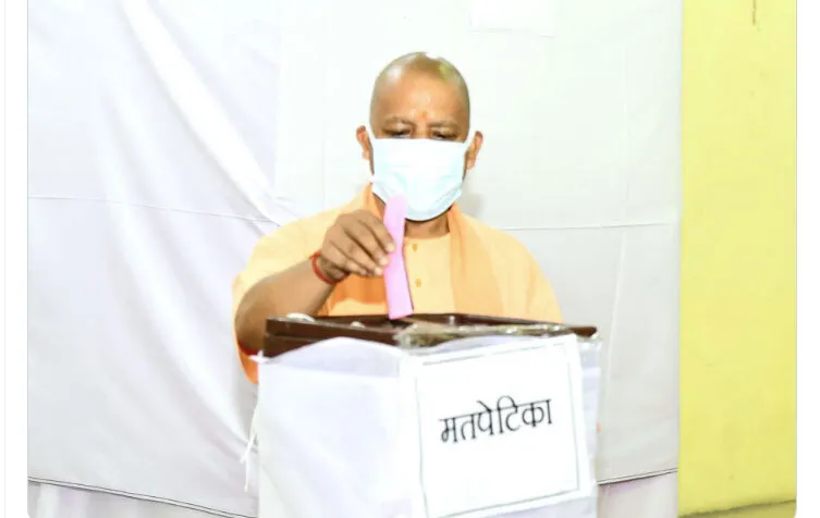 उप्र विधान परिषद चुनाव में योगी ने किया गोरखपुर में मतदान
