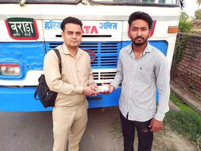 बस कंडक्टर ने 8500 रुपए लौटाकर दिया ईमानदारी का परिचय