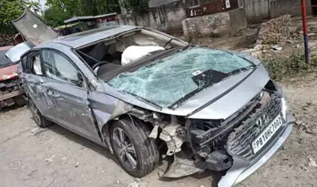 असंतुलित होकर पलटी कार, दो महिलाओं की मौत