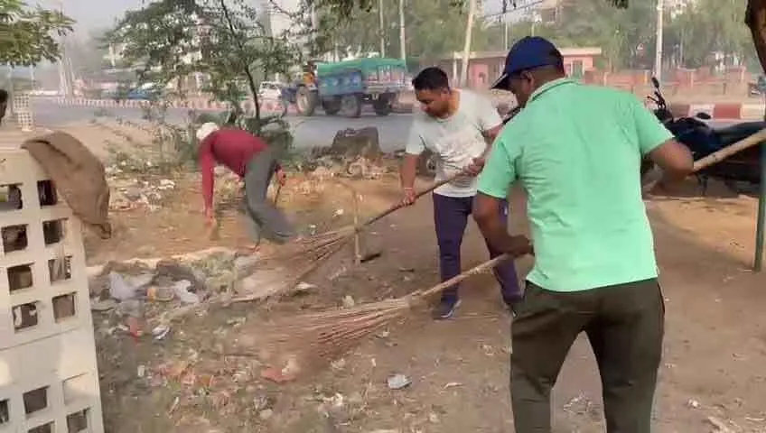 फरीदाबाद के राजा चौक पर डेरा श्रद्धालुओं ने चलाया सफाई अभियान