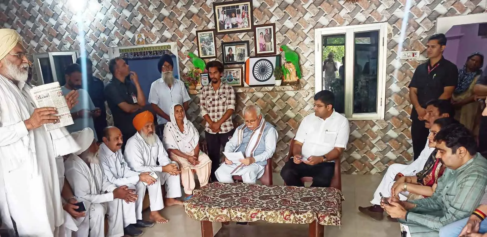 भावदीन में शहीद निशान सिंह के घर पहुंचे मुख्यमंत्री मनोहर लाल, परिवार को दी सांत्वना