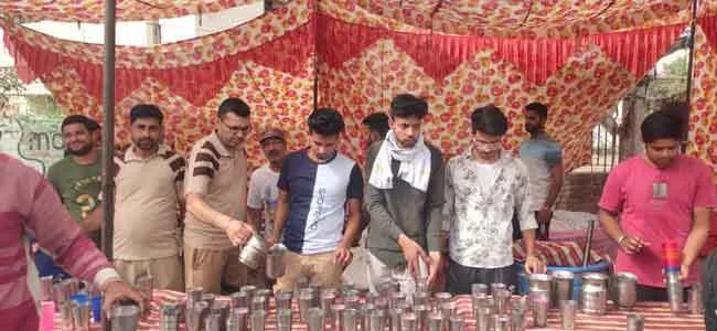 डेरा श्रद्धालुओं ने लगाई मीठे पानी की छबील, राहगीरों की बुझाई प्यास