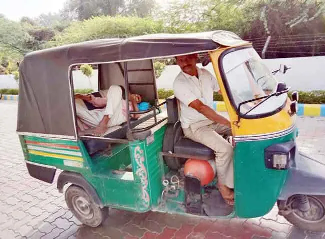 बेसहारा बुजुर्ग के लिए फरिश्ता बनकर पहुँचा सेवादार
