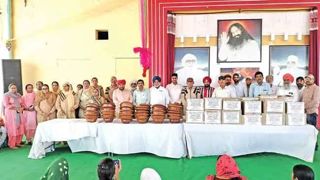 साध-संगत ने 24 परिवारों को राशन और 51 सकोरे बांटे