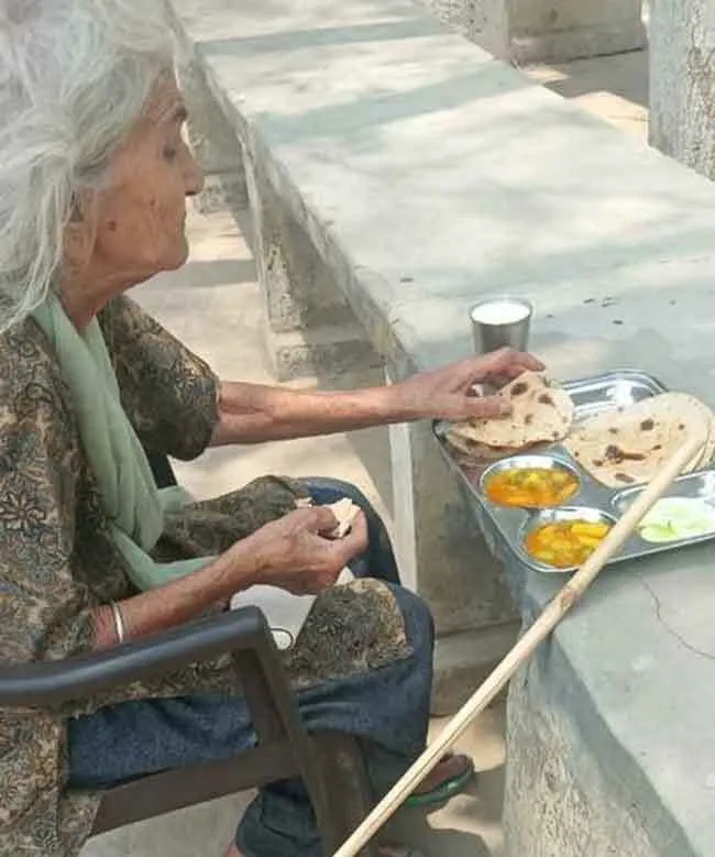 बुजुर्ग महिला ने उपायुक्त के समक्ष न्याय दिलवाने की लगाई गुहार