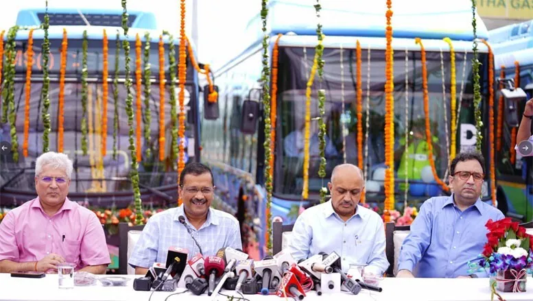 केजरीवाल ने 150 इलेक्ट्रिक बसों को दिखाई हरी झंडी, तीन दिन यात्रा मुफ़्त