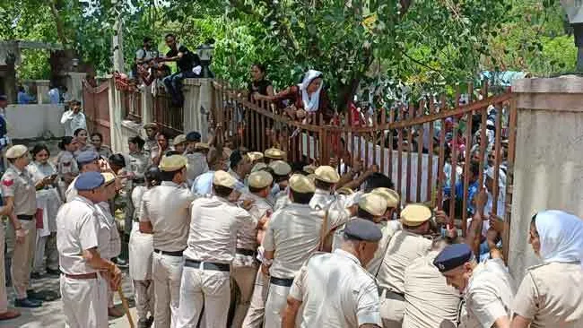 किसान व मजदूरों ने लघु सचिवालय का किया घेराव, पुलिस ने हलका बल किया प्रयोग
