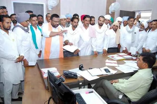 किसानों ने मुख्य अभियंता का किया घेराव