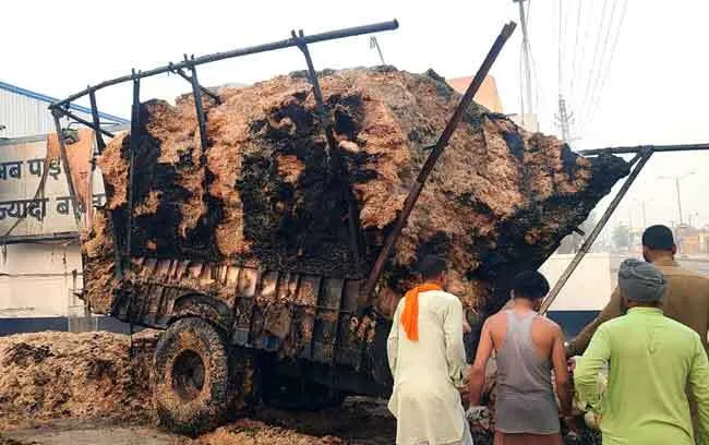 तूड़ी लदी ट्रैक्टर-ट्रॉली में लगी आग