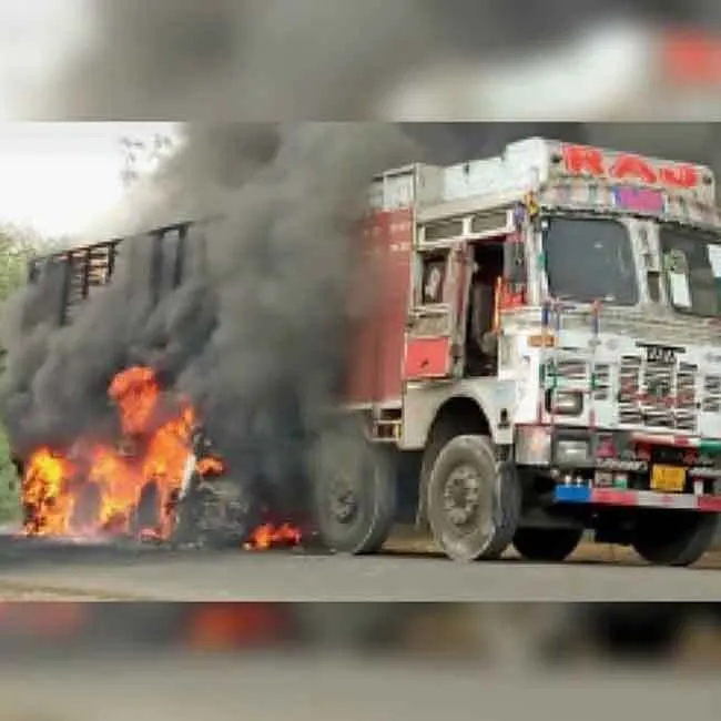 टायरों से भरे ट्रक में लगी आग, बाद में पाया गया काबू