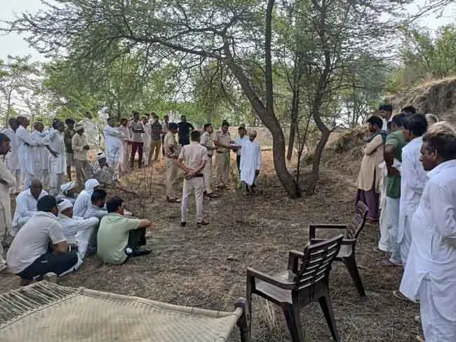 पूर्व सरपंच का शव पेड़ से लटका मिला
