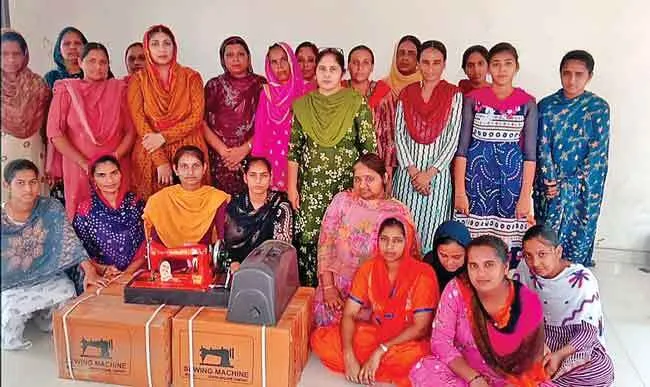 सराहनीय। ग्राम पंचायत मटोरड़ा 6 जरूरतमंद बच्चियों को दी फ्री सिलाई मशीनें