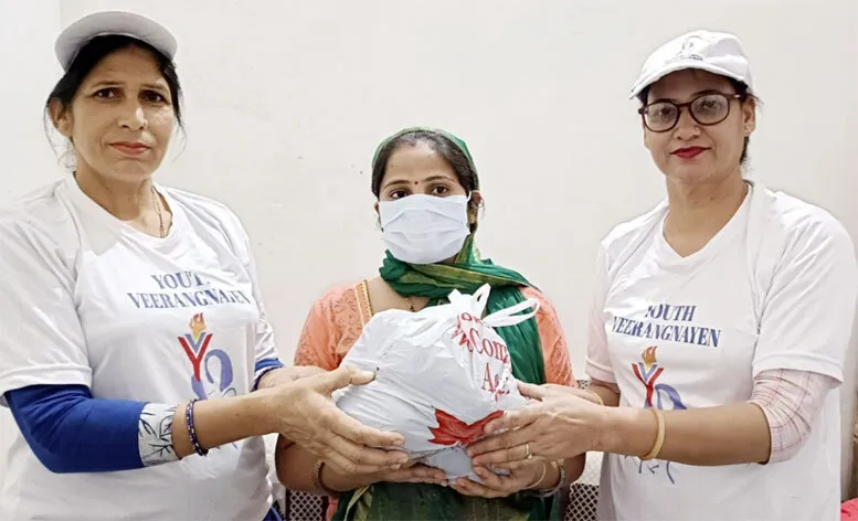 ब्लॉक बठिंडा की यूथ वीरांगनाओं ने गर्भवती महिलाओं को फ्रूट किटें बांटी