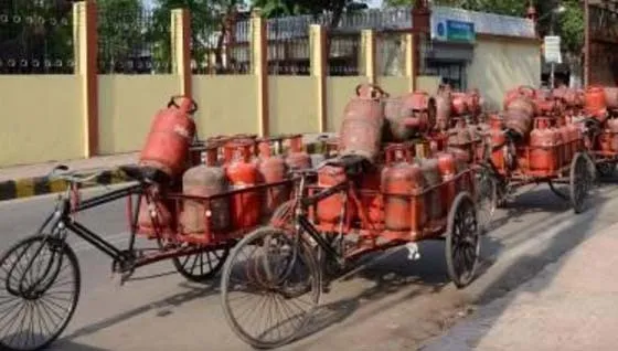 रसोई गैस के दाम बढ़ाने पर कांग्रेस हुई हमलावर