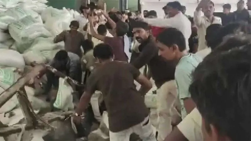 गुजरात में नमक फैक्टरी की दीवाल धराशायी, 12 लोगों की दर्दनाक मौत, कई घायल