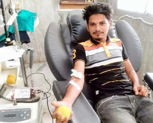 एमरजेंसी में मरीज को खूनदान करके डेरा श्रद्धालू गुरप्रीत इन्सां ने की इलाज में मदद