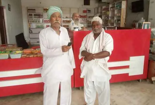 मोबाइल लौटाकर दिखा ईमानदारी