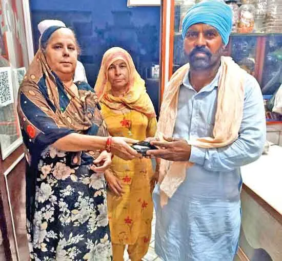 बहनों ने गुम हुआ पर्स लौटाकर दिया ईमानदारी का परिचय