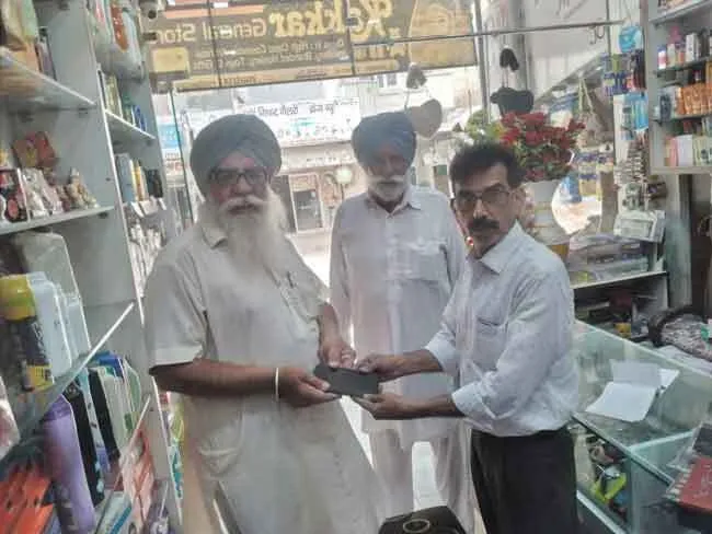 मोबाइल लौटाकर डेरा श्रद्धालु ने पेश की ईमानदारी