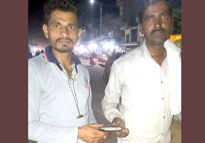 पर्स लौटाकर रेहड़ी वाले ने दिखाई ईमानदारी