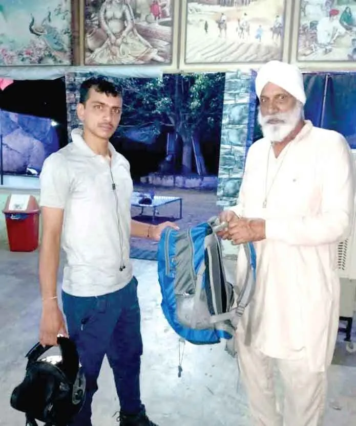 सेवादार बलदेव सिंह इन्सां ने सैनिक का बैग लौटाकर दिया ईमानदारी का परिचय