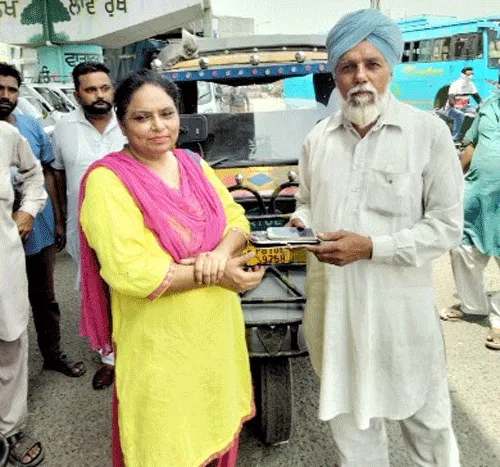 हजारों का मोबाईल नहीं डुला सका डेरा श्रद्धालु का ईमान