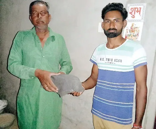 ईमानदारी का दिया परिचय, मालिक को लौटाए 52000 रुपए