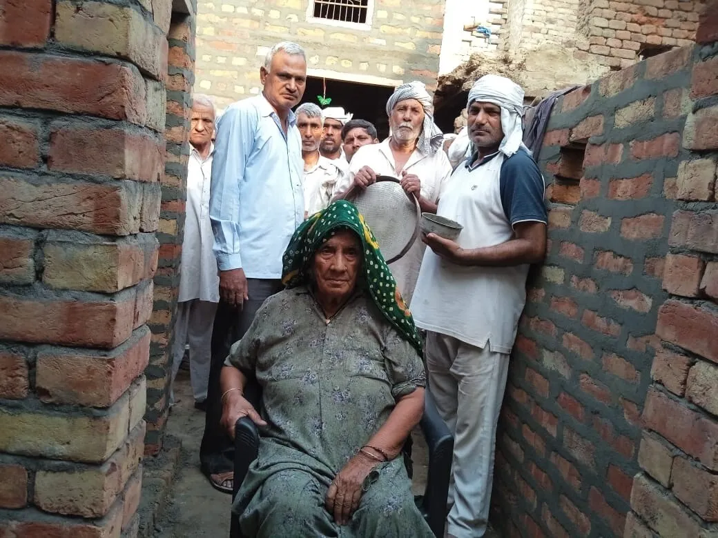मटौर की साध-संगत गरीब विधवा महिला को बनाकर दिया आशियाना