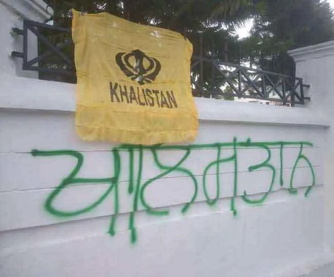 तपोवन स्थित हिमाचल विधानसभा के गेट पर लगे खालिस्तान के झंडे