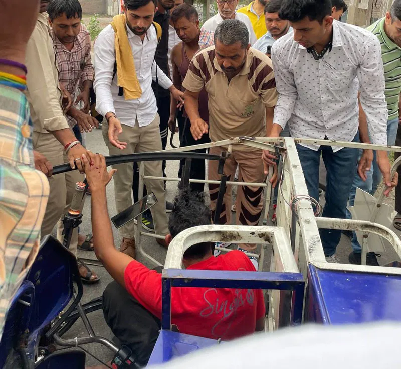 दो बसों के बीच फंसा ई रिक्शा चालक, डेरा श्रद्धालुओं ने बचाई जान